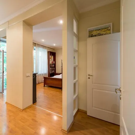 Apartment On Kostyolna 6 Kyiv